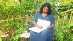  මම ලියන දේවල් මම නැවත කියවමින් මම ඒව විඳිනවා. මගෙ අතින් යම් කොටසක් ඉතාම හොඳට ලිය වුණා කියල මට දැනුනොත් මම ඒ කොටස් නැවත නැවත කියවමින් රසවිඳිනවා.