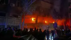 اندلاع حريق في موقع الغارة الإسرائيلية التي استهدفت مبنى في شارع مار الياس في بيروت في 17 نوفمبر/تشرين الثاني 2024.