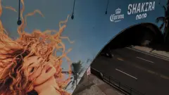 Cartaz publicitário do show da Shakira em um túnel no Rio de Janeiro