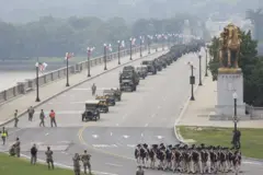 Una fila de Jeeps antiguos transita por un puente de Washington DC