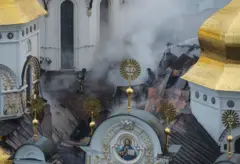 Equipos de rescate ucranianos trabajan en el lugar de un ataque ruso contra la Catedral de la Dormición, en el Monasterio de las Cuevas de Kyiv (Kyiv-Pechersk Lavra), en Kyiv (Ucrania), el 15 de junio de 2026.