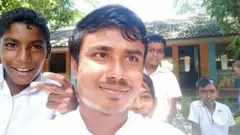 දරුවන් පස් දෙනෙකුගෙන් යුතු පවුලේ සිය වැඩිමහල් සහෝදරයා විශ්වවිද්‍යාලයට තේරීපත් වූ පසු අරුණ ප්‍රියංකර අධ්‍යාපනය ලබා ඇත්තේ දෙමවුපියන් සමඟ ගොවිතැන් කරමින් සහ සතුන් රැකබලා ගනිමින් ඉතා දුෂ්කර කොන්දේසි යටතේය.