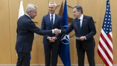 ጸሓጺ ጉዳያት ወጻኢ ኣመሪካ (የማን) ንኣልነት ፊንላንድ ኣብ ኔቶ ብወግዒ እናተቐበለ