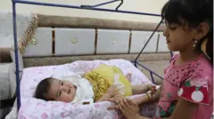 عفرا اپنی پھوپھی زاد بہن کے ساتھ