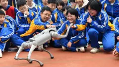 體驗機器狗的學生