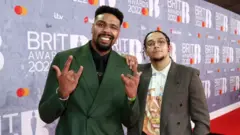 Jordan Banjo(Bidix) oo ka tirsan kooxda qoob ka ciyaarka ee Troupe Diversity-dhawaana wuxuu maray qalliinkan