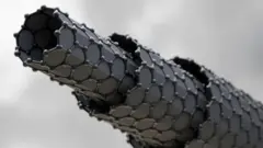 กราฟีนเป็นวัสดุที่มีความหนาเท่ากับ 1 อะตอมเท่านั้น