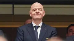 Umukuru wa FIFA, Gianni Infantino, ariko arakurikira urukino ari mu kibanza c’iteka, mu gihe c’inkino z’Igikombe c’Isi co mu 2026.