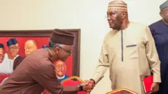 Nasir El Rufai bọwọ pẹlu Atiku Abubakar nibi ipade ẹgbẹ oṣelu ADC l'Abuja