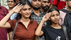 আন্দোলন করে আলোচনায় এসেছে সামাজিক মাধ্যমে তৈরি ককরোচ জনতা পার্টি।