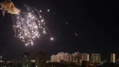 Drone yaturitse mu kirere c'umwijima hejuru ya Kyiv