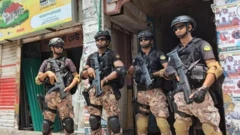 রাজশাহী নগরে বিএনপির জেলা কার্যালয়ের বাইরে পুলিশের বিশেষ বাহিনীর কড়াকড়ি।