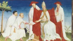 El papa Gregorio, con dos asistentes, recibe una carta de dos emisarios en una ilustración medieval. 