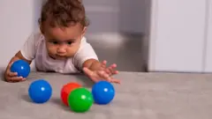 نوزادان اغلب از هر دو دست به طور مساوی استفاده و مرتبا دست‌هایشان را با هم عوض می‌کنند. آنها اغلب اشیاء را با دستی که به آن نزدیک‌تر است می‌گیرند