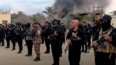 Des membres armés de la milice des Forces populaires de Yasser Abu Shabab écoutent un discours de leur commandant adjoint, Ghassan al-Dhahini (16 novembre 2025).