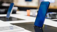 Айфон на стенде магазина