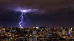 Relâmpago caindo sobre cidade