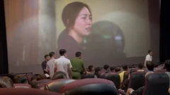 Ảnh chụp màn hình từ video quay cảnh công an kiểm tra độ tuổi trong một suất chiếu phim Mai, một phim được gắn nhãn 18+