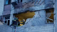  Abakora ubutabazi bagenzura inyubako yangiritse mu gitero cya drone cy’Uburusiya i Kyiv muri Ukraine. Ifoto yo ku itariki ya 28 Gicurasi (5) mu 2023