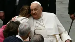 Papa Francisco cumprimenta fiéis em audiência geral realizada em 12 de fevereiro de 2025