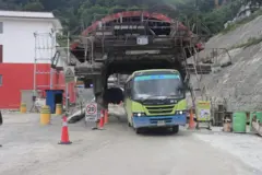 झ्याप्लेखोलामा फसेका यात्रुहरूलाई गन्तव्यसम्म पुर्‍याउन निर्माणाधीन नागढुङ्गा-सिस्नेखोला सुरुङमार्ग प्रयोग गरिएको छ 