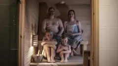 Familia en el sauna 