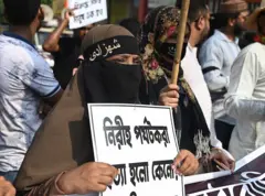 পহেলগামের হামলার বিরুদ্ধে প্রতিবাদে এক নারী