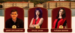 Üç tane öğrenci poz veriyor. En solda bir erkek, ortada ve en sağda iki kız öğrenci var. Sivil kıayefetler giymişler. Arkada Kabataş erkek lisesinin denize sıfır kampüsü görünüyor.