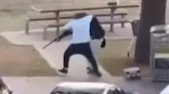 Bw. Ahmed alifanikiwa kupokonya bunduki kutoka kwa mshambuliaji katika mapambano hayo.
