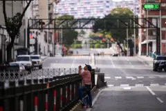 Mujer frente al edificio de la vicepresidencia en Caracas