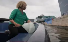 చెత్త ఏరిస్తున్న దేశాలు 