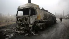 Baƙin hayaƙi ya turnuƙe yayin da haɗakar Amurka da IIsra'ila ta ƙaddamar da hari kan defo din mai Tehran a ranar 8 ga watan Maris ɗin 2026.