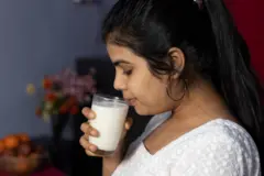 सावधान! तुम्ही पिताय ते दूध शुद्ध आहे का? अशी ओळखा दुधातील जीवघेणी भेसळ