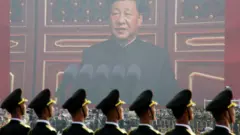 الرئيس الصيني شي جين بينغ في أحد العروض العسكرية للجيش الصيني 