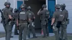 美国警官聚集工厂门口