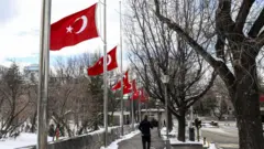 TBMM yolunda bayraklar yarıya indirildi