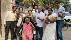 மகாராஷ்டிரா மாநில தேர்தலில் வாக்களித்த 101 வயது இந்திரா குல்கர்னி மற்றும் அவரது குடும்பத்தினர்