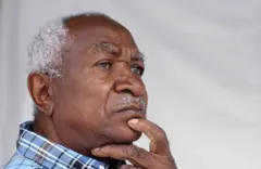 Un homme âgé qui semble soucieux