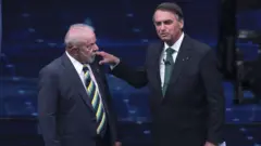 Lula e Jair Bolsonaro em debate presidencial em 2022