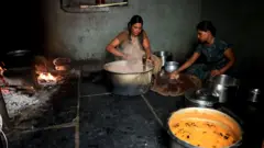 इस घर में सुबह की शुरुआत नाश्ते में रागी संगति बनाने से होती है