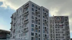 Apartmanlardan çarşaflar sarkıyor, iki tane de "başka canımız yok" pankartı var.