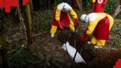 Лихоманка Ебола протягом кількох тижнів непомітно поширилася в Демократичній Республіці Конго та Уганді. Що відомо?