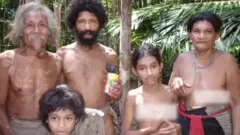 Keluarga dari Tobelo Dalam atau O'Hongana Manyawa di Pulau Halmahera, Maluku Utara.