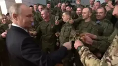 بوتين يحتفل مع عسكريين