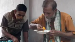 ফুটপাতে বসে খাচ্ছেন নিম্ন আয়ের মানুষ 