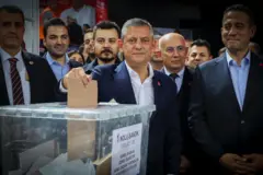 CHP Genel Başkanı Özgür Özel oy kullanıyor