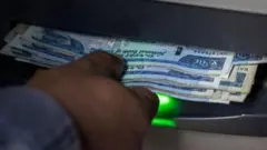 Nama ATM keessaa maallaqa baasaa jiru