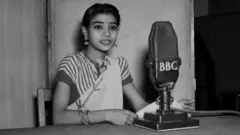 ১৯৪৭ সালে বিবিসি বাংলার একটি রেডিও সম্প্রচারে সাক্ষাৎকার দিচ্ছেন কণ্ঠশিল্পী দীপালি নাগ