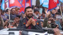 राष्ट्रिय स्वतन्त्र पार्टीका सभापति रवि लामिछाने खुल्ला गाडीमा उभिएर कार्यकर्ता र समर्थकहरूलाई अभिवादन गर्दै 