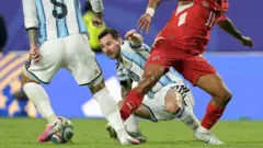 Messi jogando na partida contra a Suíça.